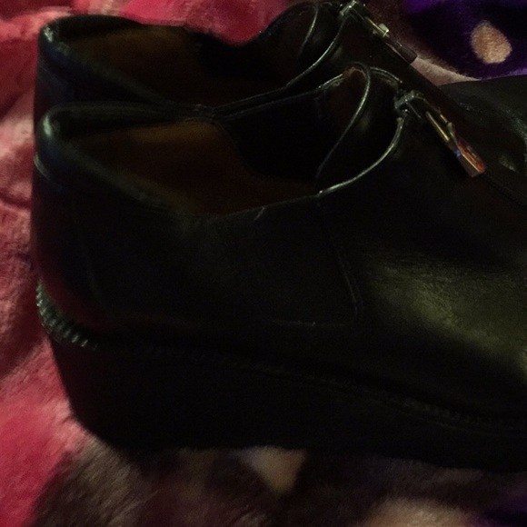 Black shoes - Picture 3 of 5